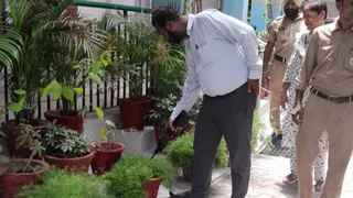 स्कूल में जांच करते हुए पुलिस की टीम।