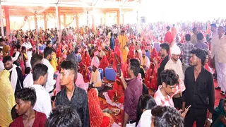 कौशांबी के सिराथू तहसील में सामूहिक विवाह योजना स्थल पर जुटी भीड़। जागरण