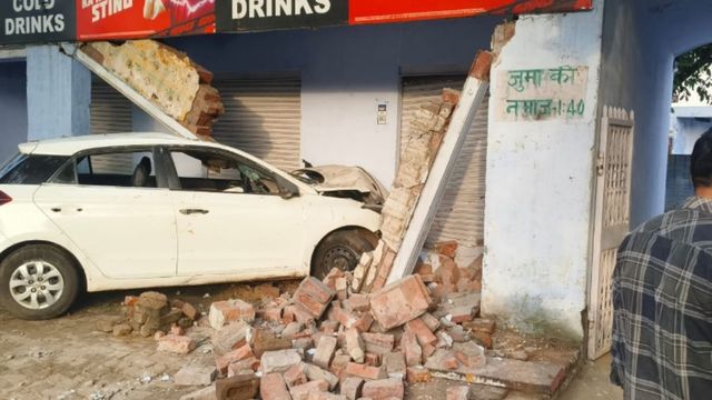 मध्यप्रदेश से केदारनाथ जा रहे श्रद्धालुओं की कार हादसे का शिकार, कुत्ते को बचाने के चक्कर में दुकानों में घुसी