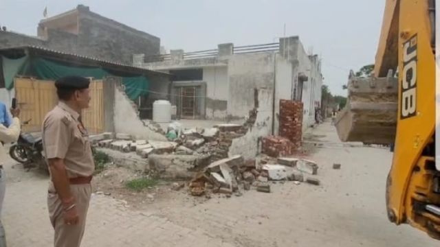 कुरुक्षेत्र में मंदिर के पुजारी के साथ मारपीट और घसीटने के आरोपी पर एक्शन, अवैध मकान पर चला बुलडोजर
