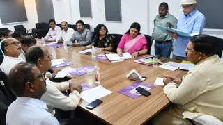 विश्वविद्यालय में सिडिंकेट की बैठक करते कुलपति। जागरण