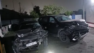 टांडा हाईवे पर संजय वन के पास हुए हादसे में क्षतिग्रस्त दोनों कार।
