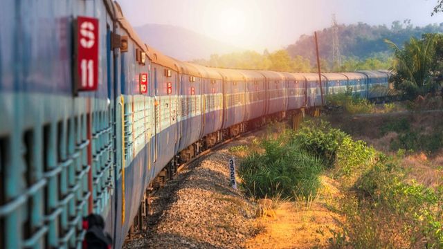 Railway News: गोरखपुर-पनियहवा रूट की कई ट्रेनें 16 से 21 जुलाई के बीच रद, इन गाड़ियों का बदला रूट
