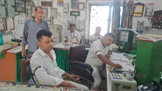 हाथ में काली पट्टी बांधकर काम करते रेलकर्मी। फोटो जागरण