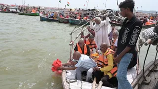 पंडवानी की सुविख्यात कलाकार पद्म विभूषण तीजन बाई की अस्थियां संगम में विसर्जित करते परिवारीजन। जागरण