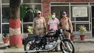 बुलेट चोरी के मामले में पकड़ा गया आरोपित साथ में पुलिस टीम। पुलिस विभाग
