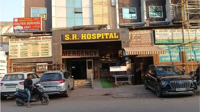 आगरा में SR हॉस्पिटल ने घेर लिया पूरा फुटपाथ, पार्किंग के लिए हो रहा था इस्तेमाल, नगर निगम ने लगाया जुर्माना
