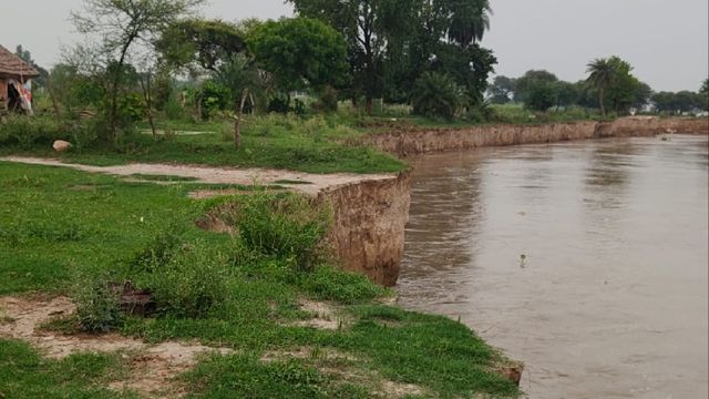बस्ती में सरयू नदी का जलस्तर बढ़ा, गांवों में कटान-बाढ़ का खतरा, चेतावनी बिंदु से 50 सेमी नीचे बह रही नदी
