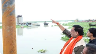 विक्रमशिला सेतु के निर्माण कार्यों का जायजा लेते मंत्री। फोटो जागरण