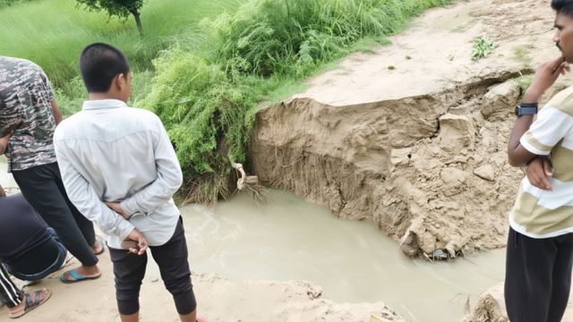 पश्चिम चंपारण में किसानों पर संकट, त्रिवेणी नहर का सुरक्षा बांध टूटा, धान-गन्ने की फसल खतरे में
