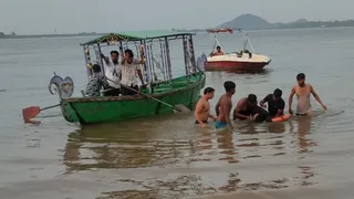 युवक को डैम से निकालते नाविक। (जागरण)
