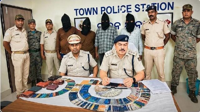 ओडिशा में एटीएम कार्ड बदलकर पैसे उड़ाने वाले साइबर गिरोह का पर्दाफाश; 12 लाख कैश के साथ 4 तस्कर गिरफ्तार
