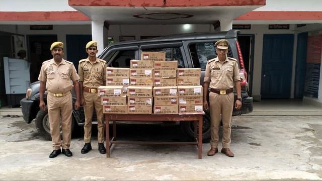 देवरिया में बिहार तस्करी से पहले 69 पेटी शराब बरामद, वाहन जब्त और दो गिरफ्तार

