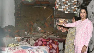 बीती रात वर्षा के चलते नई बस्ती विजय कालोनी में पुश्ता गिरने से क्षतिग्रस्त हुए मकान को दिखाते हुए। जागरण
