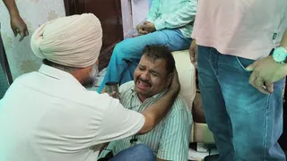 विलाप करते हुए पति।