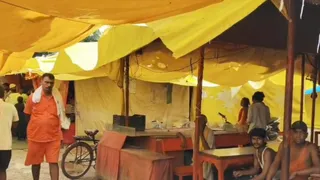 तरकुलहा मंदिर परिसर में दो पक्षों में मारपीट।