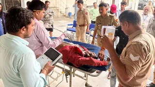 हादसे के बाद पुलिस ने घायलों को गंभीर अवस्था में अस्पताल पहुंचाया।