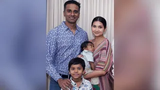 लिवर ट्रांसप्लांट के बाद 7 माह का एरिक (गोद में) अपने माता-पिता व बड़े भाई के साथ। सौजन्य- अस्पताल