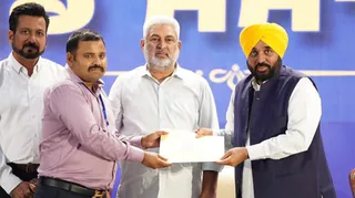 संविदा कर्मचारियों को नियमित होने पर नियुक्ति पत्र सौंपते सीएम भगवंत मान।