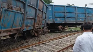 पटना में बेपटरी हुई मालगाड़ी। फोटो जागरण