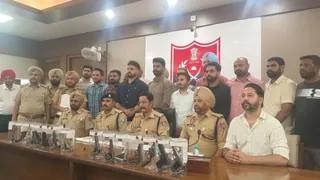 गैंग की जानकारी देते हुए पुलिस अधिकारी।