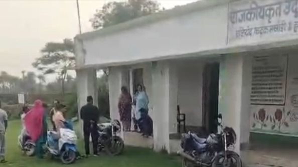 हजारीबाग के सरकारी स्कूल में चोरों ने अंडा बनाकर की शराब पार्टी, मिड-डे मील का राशन और बायोमेट्रिक मशीन गायब
