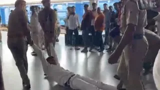 आगरा कैंट स्टेशन पर DSM से मारपीट मामले में दो एएसआई समेत 4 RPF जवान सस्पेंड, जांच समिति गठित