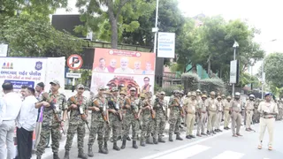 उपमुख्यमंत्री हर्ष संघवी एवं महापौर हितेश बारोट रथयात्रा के रूट का जायजा लेते सुरक्षा में तैनात पुलिस व अर्दसैनिक बलों के जवान।