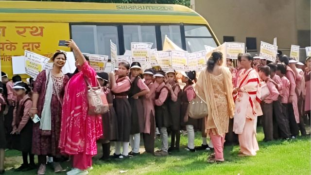 धूप में सुलगता बचपन, सेल्फी में मस्त 'गुरुजी': सरकारी रैली में बच्चों के आंसुओं पर भारी पड़ी शिक्षकों की मुस्कान
