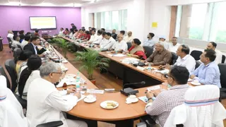 बीबीएमकेयू के सभी एचओडी और कालेजों के प्राचार्यों के साथ समीक्षा बैठक करते उच्च एवं तकनीकी शिक्षा के प्रधान सचिव राहुल पुरवार।(फोटो जागरण)