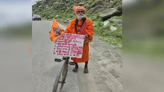 54 साल की उम्र में बाबू गिरि ने साइकिल से पूरी की 14वीं अमरनाथ यात्रा।