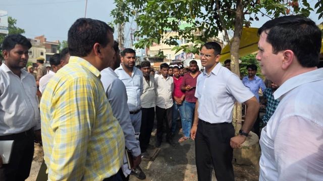 बलरामपुर में मल्टी लेवल पार्किंग और शहर सौंदर्यीकरण पर डीएम का जोर, 15 अगस्त तक चौराहों को संवारने के निर्देश