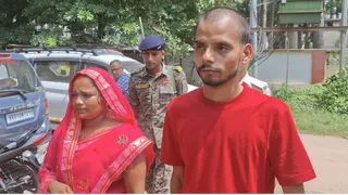 न्यायिक जांच आयोग के कार्यालय में पहुंचे छोटे भाई चंदन तिवारी और गांव की महिला