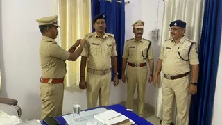 फीता पहनाते हुए पुलिस अधीक्षक। फोटो जागरण