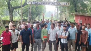 बोकारो के ट्रेनीज होस्टल मुख्य द्वार पर प्रदर्शन करते युवा। (फोटोः जागरण)।