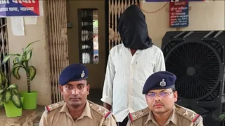 आरोपी के साथ पुलिस। फोटो जागरण
