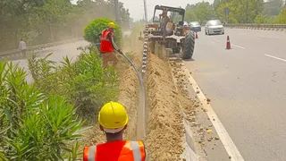 हाईवे किनारे ओएफसी केबल व फाउंडेशन बनाने को हो रही खोदाई। सौ. एनएचएआइ
