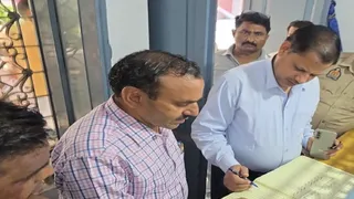 राम सहाय इंटर कालेज के निरीक्षण के दौरान उपस्थिति रजिस्टर चेक करते जिला विद्यालय निरीक्षक जगदीश प्रसाद शुक्ल, दाएं से दूसरे। साथ में प्रधानाचार्य डा. सुखनंदन त्यागी। सौ. विभाग