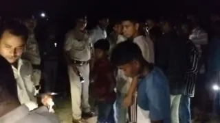 दरभंगा में घटना स्थल पर मौजूद लोग।
