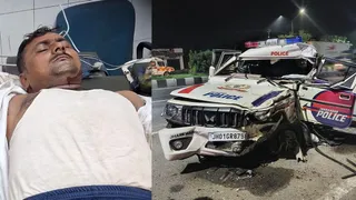 असर्फी अस्पताल में इलाजरत घायल पुलिसकर्मी और दुर्घटनाग्रस्त वाहन। (फोटो जागरण)