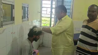 जख्मी का इलाज करते चिकित्सा कर्मी।
