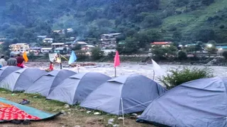 कभी फायरिंग की आवाज़ से गूंजता था, आज टूरिस्टों की तालियों से गुलज़ार है कश्मीर का ये खूबसूरत बॉर्डर गांव। फोटो: सोशल मीडिया पर जारी।
