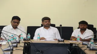 नगर आयुक्त आशीष गंगवार, मेयर संजीव सिंह और डिप्टी मेयर अरूण चाैहान। (फोटोः जागरण)