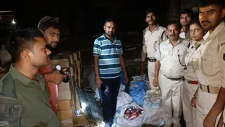 मुजफ्फरपुर में जब्त शराब-बियर के साथ उत्पाद विभाग की टीम।