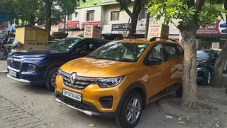 लोहिया नगर में अंबेडकर रोड किनारे बिक रहीं सेकंड हैंड गाड़ियां। जागरण