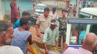 पोस्टमार्टम के लिए शव को वाहन में रखवाती पुलिस। (फोटो जागरण)