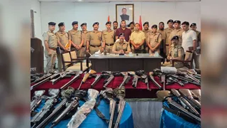 रुद्रपुर में बरामद किये गए असलहे मामले का पर्दाफाश करते एसएसपी अजय गणपति एवं पुलिस टीम।