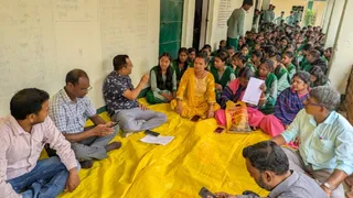 बिरनी में चुनाव पाठशाला के दाैरान स्कूली बच्चों और शिक्षकों को दी गई SIR की जानकारी। (फोटो जागरण)