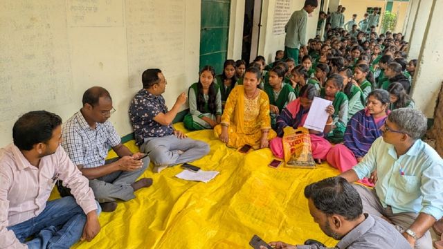 SIR: झारखंड में मतदाता सूची पुनरीक्षण अभियान: अफवाहों के बीच प्रवासी मजदूर लाैट रहे घर 

