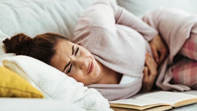 मानसून में पेट दर्द, उल्टी और ऐंठन को न लें हल्के में, हो सकता है 'Stomach Flu', पढ़ें बचाव का सही तरीका